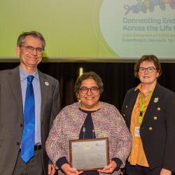 photo of sadaf farooqi receiving an award