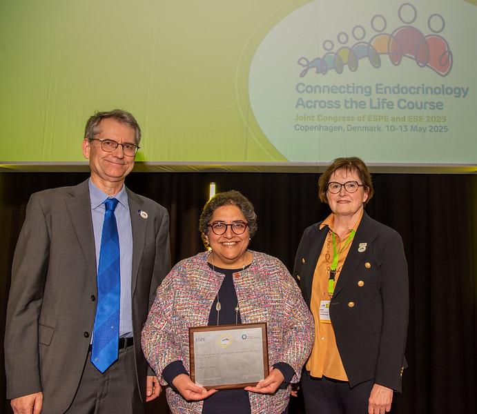 photo of sadaf farooqi receiving an award